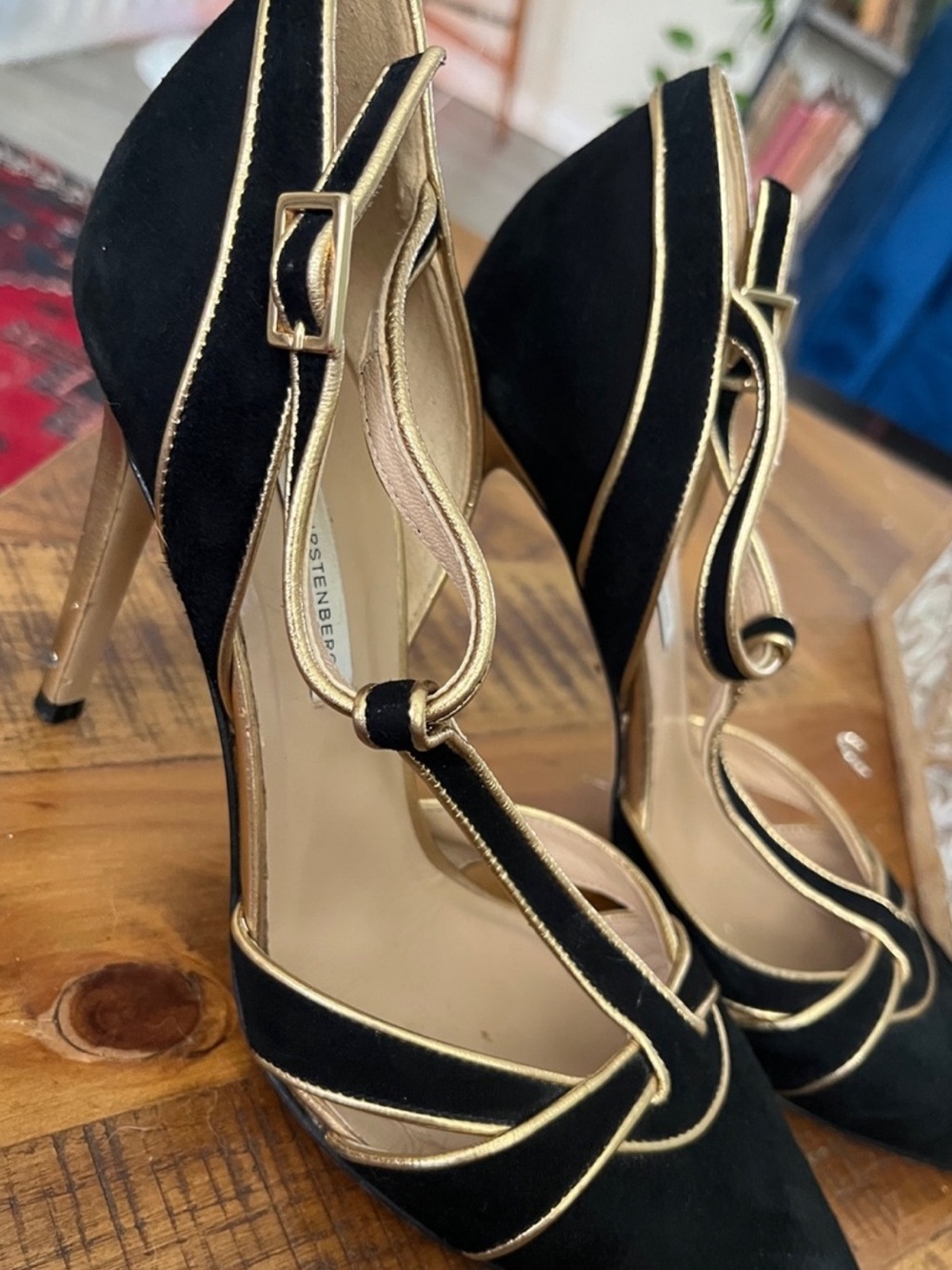 Gorgeous, classy timeless and comfortable heels!